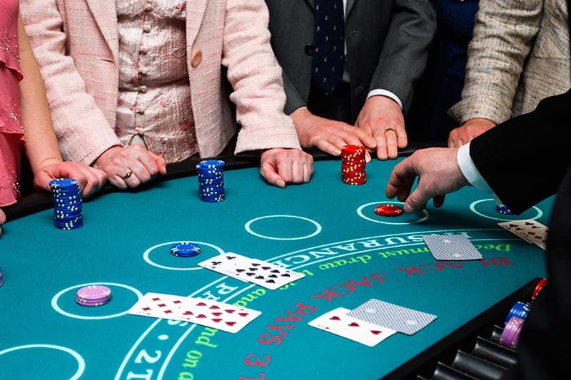 Покер з живим дилером: переваги